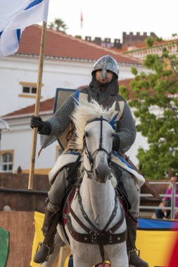 Silves, Portekiz - 11 Ağustos 2018: Ortaçağ kostüm karakterler Ortaçağ adil olay.