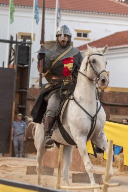 Silves, Portekiz - 11 Ağustos 2018: Ortaçağ kostüm karakterler Ortaçağ adil olay.