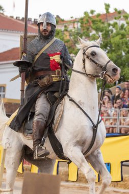 Silves, Portekiz - 11 Ağustos 2018: Ortaçağ kostüm karakterler Ortaçağ adil olay.