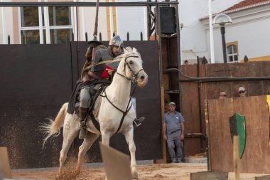 Silves, Portekiz - 11 Ağustos 2018: Ortaçağ kostüm karakterler Ortaçağ adil olay.