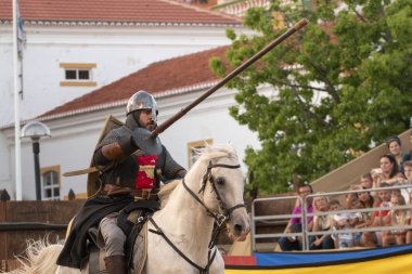 Silves, Portekiz - 11 Ağustos 2018: Ortaçağ kostüm karakterler Ortaçağ adil olay.