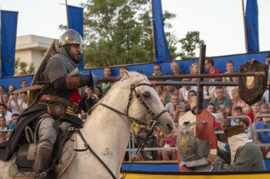 Silves, Portekiz - 11 Ağustos 2018: Ortaçağ kostüm karakterler Ortaçağ adil olay.