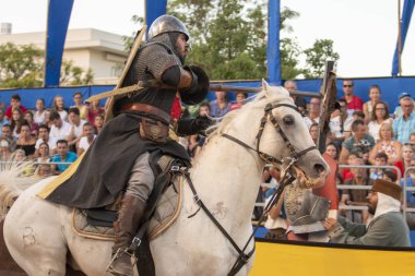 Silves, Portekiz - 11 Ağustos 2018: Ortaçağ kostüm karakterler Ortaçağ adil olay.