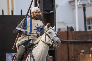 Silves, Portekiz - 11 Ağustos 2018: Ortaçağ kostüm karakterler Ortaçağ adil olay.