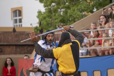 Silves, Portekiz - 11 Ağustos 2018: Ortaçağ kostüm karakterler kılıç savaş Ortaçağ adil olay.