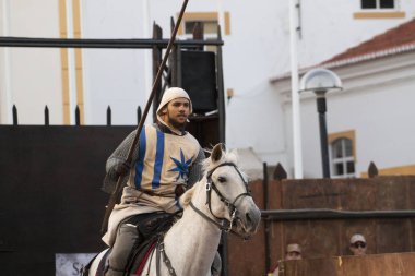 Silves, Portekiz - 11 Ağustos 2018: Ortaçağ kostüm karakterler Ortaçağ adil olay.