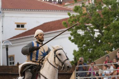 Silves, Portekiz - 11 Ağustos 2018: Ortaçağ kostüm karakterler Ortaçağ adil olay.