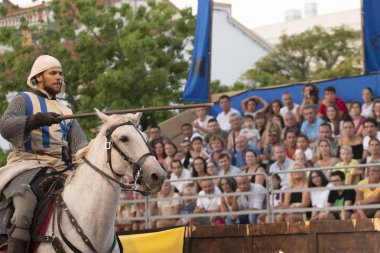 Silves, Portekiz - 11 Ağustos 2018: Ortaçağ kostüm karakterler Ortaçağ adil olay.