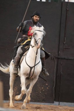 Silves, Portekiz - 11 Ağustos 2018: Ortaçağ kostüm karakterler Ortaçağ adil olay.