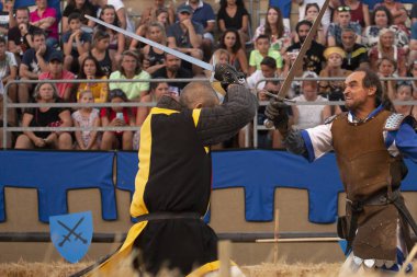 Silves, Portekiz - 11 Ağustos 2018: Ortaçağ kostüm karakterler kılıç savaş Ortaçağ adil olay.