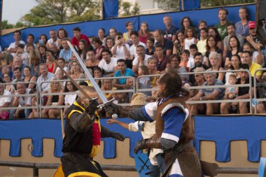 Silves, Portekiz - 11 Ağustos 2018: Ortaçağ kostüm karakterler kılıç savaş Ortaçağ adil olay.