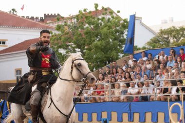 Silves, Portekiz - 11 Ağustos 2018: Ortaçağ kostüm karakterler Ortaçağ adil olay.