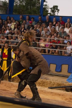 Silves, Portekiz - 11 Ağustos 2018: Ortaçağ kostüm karakterler kılıç savaş Ortaçağ adil olay.