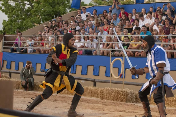 Silves Portugal Agosto 2018 Batalla Espada Personajes Disfraces Medievales Evento —  Fotos de Stock