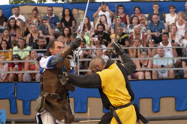 シルベス ポルトガル 2018 フェアのイベントで中世の衣装の文字剣の戦い — ストック写真
