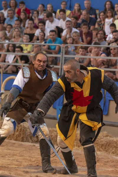 Silves Portugal August 2018 Mittelalterliche Kostümfiguren Schwertkampf Bei Mittelaltermesse — Stockfoto