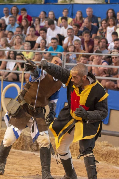 Silves Portugal Agosto 2018 Batalla Espada Personajes Disfraces Medievales Evento —  Fotos de Stock