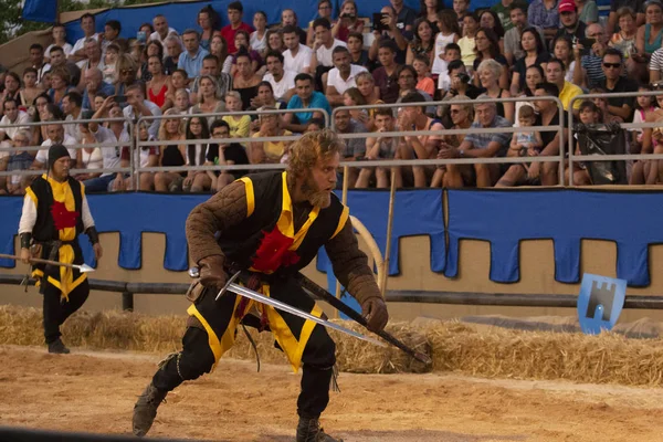 Silves Portugal August 2018 Mittelalterliche Kostümfiguren Schwertkampf Bei Mittelaltermesse — Stockfoto