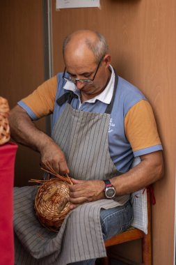 Lagoa, Portekiz - 18 Ağustos, 2018 - hasır sepet esnaf yerel sergi tarım, ticaret, gastronomi, müzik, rustik esnaf, geleneksel sanat ve Lagoa, Portekiz içinde bulunan El Sanatları Fuarı.