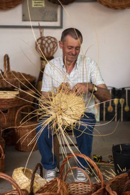 Lagoa, Portekiz - 18 Ağustos, 2018 - hasır sepet esnaf yerel sergi tarım, ticaret, gastronomi, müzik, rustik esnaf, geleneksel sanat ve Lagoa, Portekiz içinde bulunan El Sanatları Fuarı.
