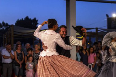 Lagoa, Portekiz - 18 Ağustos, 2018 - yerel geleneksel dansçılar bir sergi üzerinde tarım, ticaret, gastronomi, müzik, rustik esnaf, geleneksel sanat ve Lagoa, Portekiz içinde bulunan El Sanatları Fuarı.