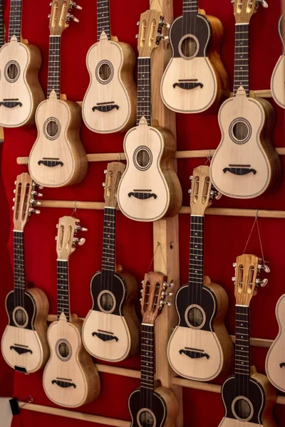 Nahaufnahme Einer Gruppe Kleiner Klassischer Viersaitiger Gitarren — Stockfoto