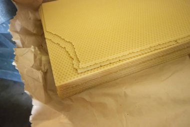 Geleneksel bir şekilde üretilen doğal balmumu yaprak görünümünü kapat.