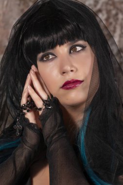 Karanlık bir görünüm üzerinde terk edilmiş bir Saray eski duvar resimleri ile Gotik kız giyinmiş.