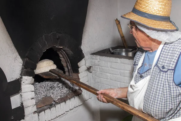 Äldre Kvinna Matlagning Traditionella Rustika Bröd Träkol Stenugn — Stockfoto