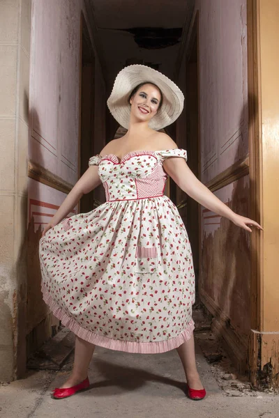 Vista Una Joven Dama Contryside Con Vestido Blanco Flores Rojas —  Fotos de Stock