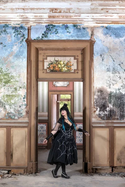 Vista Una Chica Gótica Vestida Oscura Palacio Abandonado Con Pinturas — Foto de Stock