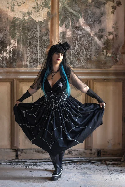 Vista Uma Menina Gótica Vestida Escura Palácio Abandonado Com Pinturas — Fotografia de Stock
