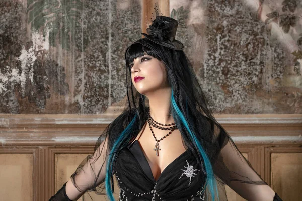 Pohled Tmavém Oblečený Gothic Girl Opuštěný Palác Staré Nástěnné Malby — Stock fotografie