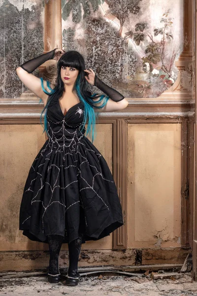 Vista Uma Menina Gótica Vestida Escura Palácio Abandonado Com Pinturas — Fotografia de Stock