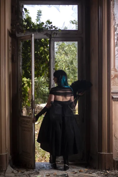 Vista Una Chica Gótica Vestida Oscura Palacio Abandonado Junto Una — Foto de Stock