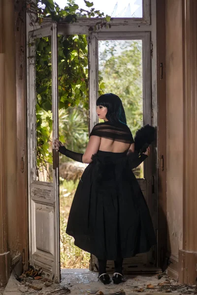 Vista Uma Menina Gótica Vestida Escura Palácio Abandonado Lado Uma — Fotografia de Stock