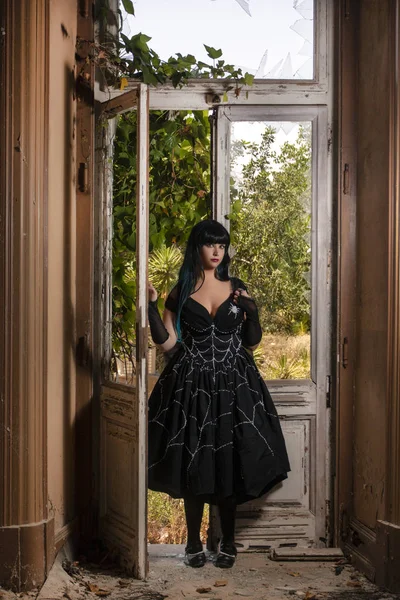 View Dark Dressed Gothic Girl Abandoned Palace Next Wooden Door — Stock Photo, Image