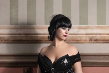 Karanlık bir görünüm üzerinde terk edilmiş bir Saray eski duvar resimleri ile Gotik kız giyinmiş.