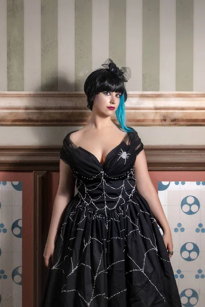 Pohled Tmavém Oblečený Gothic Girl Opuštěný Palác Staré Nástěnné Malby — Stock fotografie