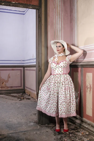 Vista Uma Jovem Mulher Campo Com Vestido Branco Flores Vermelhas — Fotografia de Stock