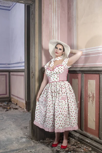 Vista Uma Jovem Mulher Campo Com Vestido Branco Flores Vermelhas — Fotografia de Stock