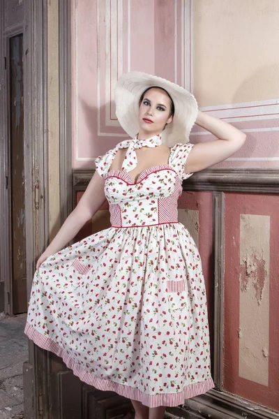 Vista Uma Jovem Mulher Campo Com Vestido Branco Flores Vermelhas — Fotografia de Stock