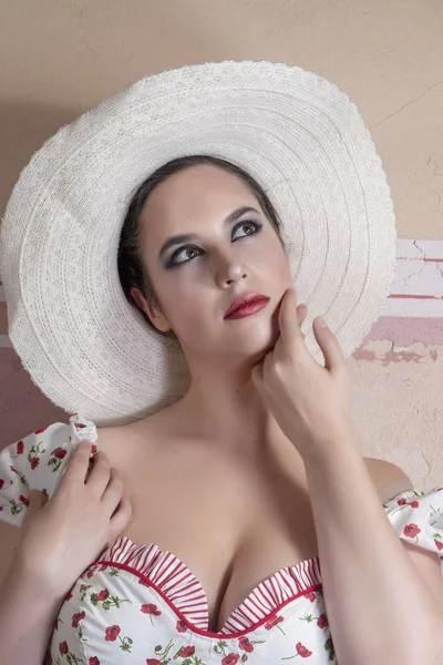 Vista Una Joven Mujer Del Campo Con Vestido Blanco Flores — Foto de Stock