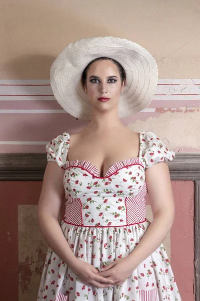 Vista Uma Jovem Mulher Campo Com Vestido Branco Flores Vermelhas — Fotografia de Stock