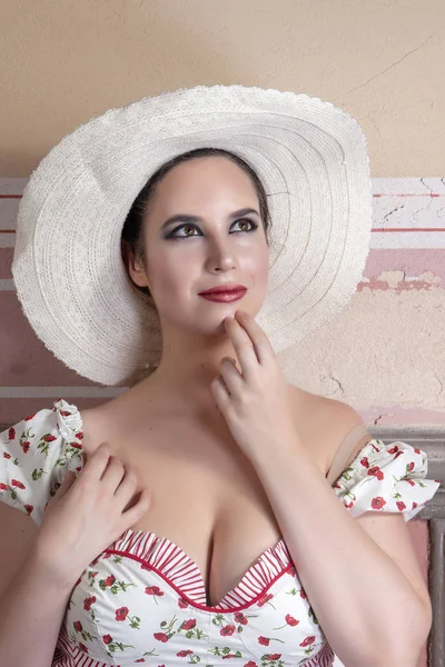 Vista Uma Jovem Mulher Campo Com Vestido Branco Flores Vermelhas — Fotografia de Stock