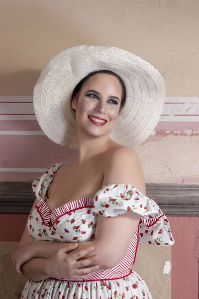 Vue Une Jeune Femme Campagne Avec Robe Blanche Fleurs Rouges — Photo