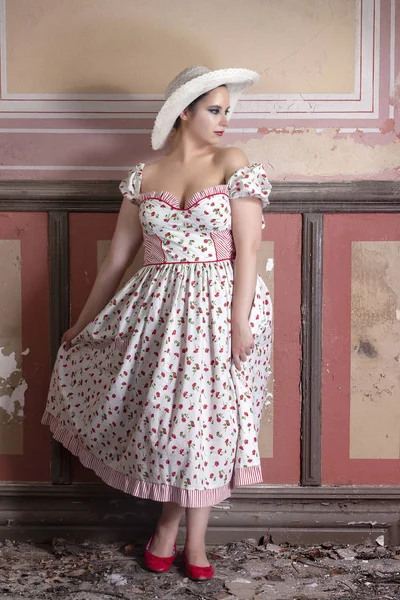 Vista Uma Jovem Mulher Campo Com Vestido Branco Flores Vermelhas — Fotografia de Stock