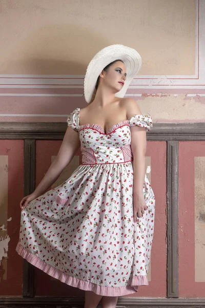 Vista Uma Jovem Mulher Campo Com Vestido Branco Flores Vermelhas — Fotografia de Stock