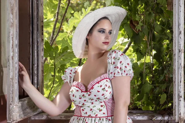 Vista Una Joven Dama Contryside Con Vestido Blanco Flores Rojas — Foto de Stock
