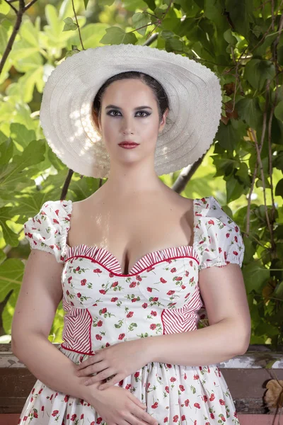 Vista Uma Jovem Mulher Campo Com Vestido Branco Flores Vermelhas — Fotografia de Stock